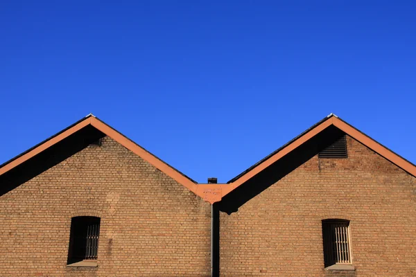 Brick wall with blue sky. — Stock Photo, Image