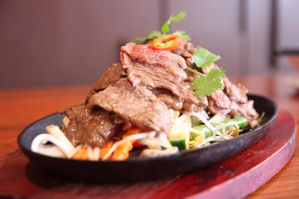 Carne tailandesa chisporroteando en plato caliente —  Fotos de Stock