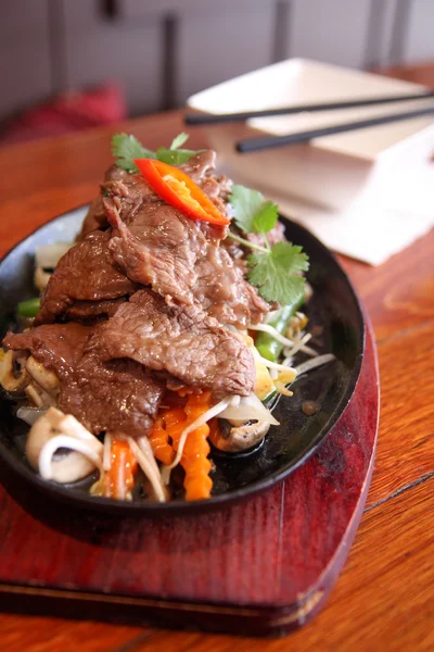 Carne tailandesa chisporroteando en plato caliente —  Fotos de Stock
