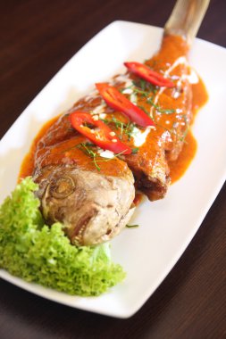 Tay derin kızarmış balık köri sosu ile