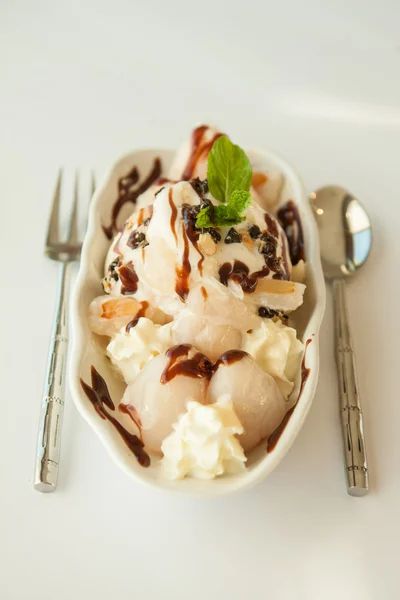 Ice cream with Thai fruit. — Stock Photo, Image