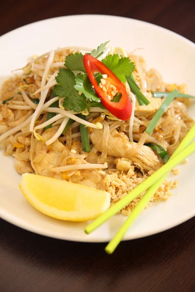 Pad thai, plato de firma tailandesa . — Foto de Stock