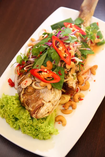 Thaise diepe gebakken vis met kruid salade — Stockfoto