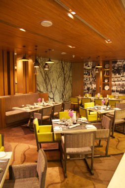 modern Restoran, tablo boş bardak iç.