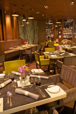 modern Restoran, tablo boş bardak iç.