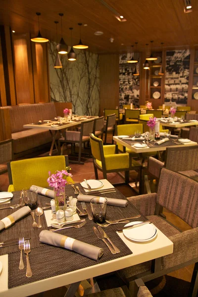 modern Restoran, tablo boş bardak iç.