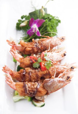 derin kızarmış karides demirhindi sos ile