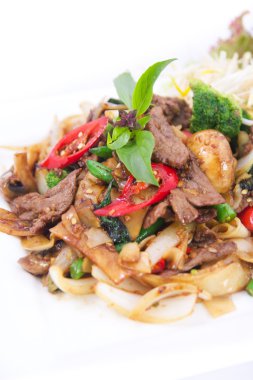 fesleğen soslu kızarmış düz Pirinç Noodle karıştırın.