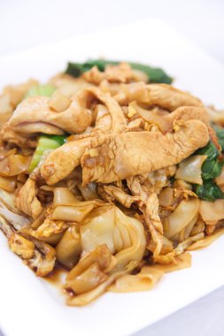 se, ped ew, istiridye soslu kızarmış düz Pirinç Noodle karıştırın.