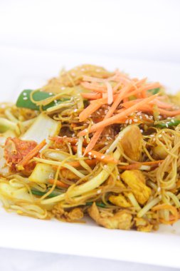 Kızarmış Singapur erişte ilave edin.