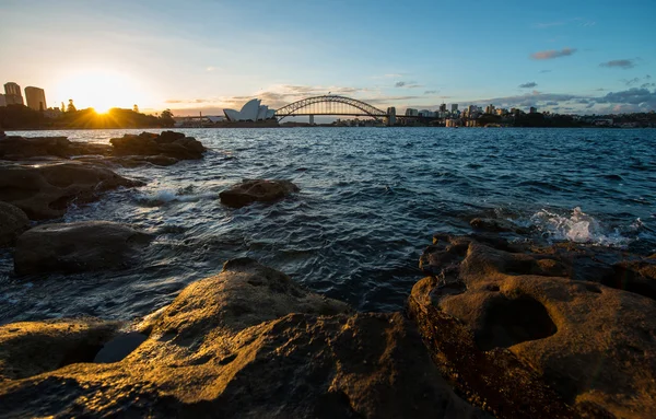 Sydney, nsw Australien-mars 11: solnedgång på opera house — Stockfoto