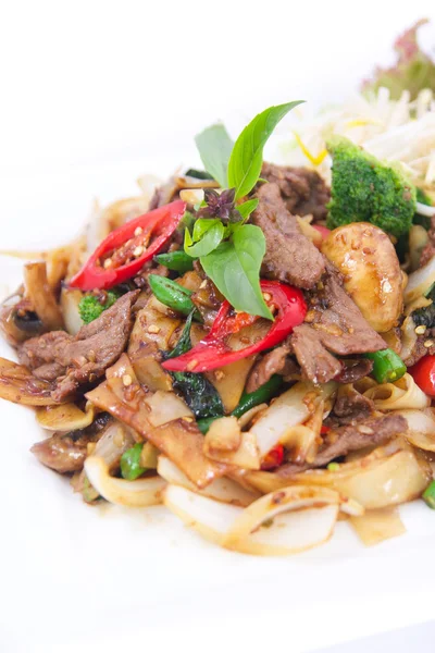 fesleğen soslu kızarmış düz Pirinç Noodle karıştırın.