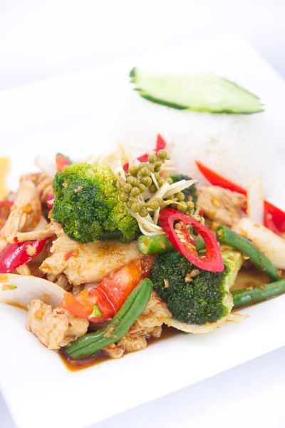 Keverjük sült fűszeres thai gyógynövények, jázmin rizzsel. — Stock Fotó