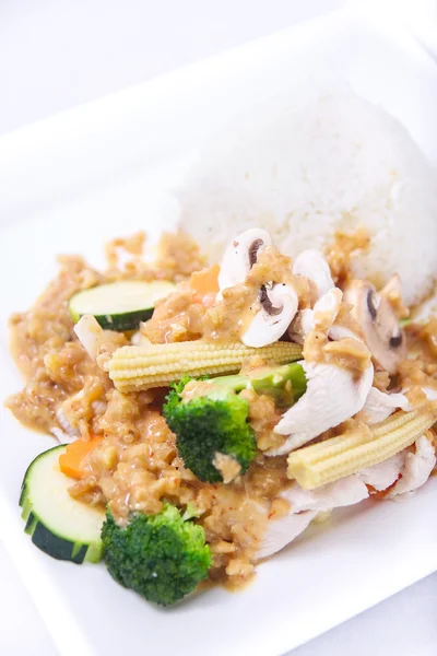 Mieszać smażone sosem orzechowym z ryż jaśminowy. — Zdjęcie stockowe