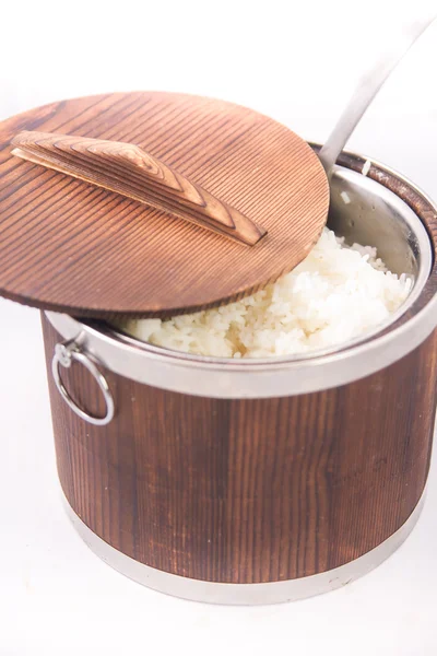 Jasmin de riz dans un bol en bois — Photo