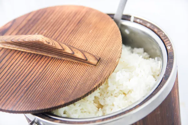 Jasmin de riz dans un bol en bois — Photo