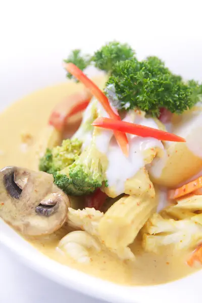 Curry amarillo tailandés con verduras de mezcla . — Foto de Stock