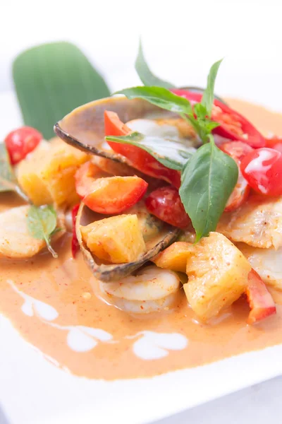 Thailändsk röd curry med skaldjur. — Stockfoto