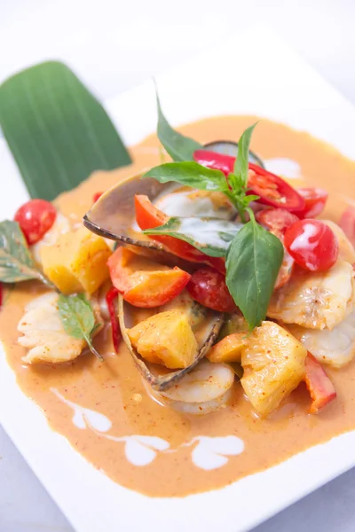 Curry rosso tailandese con frutti di mare . — Foto Stock