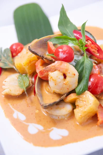 Curry rojo tailandés con mariscos . — Foto de Stock