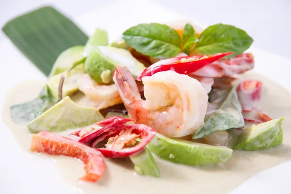 Thai grön curry med räkor och avokado. — Stockfoto