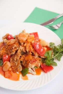 Tayland yemeği, tatlı ve ekşi ile derin kızarmış balık.