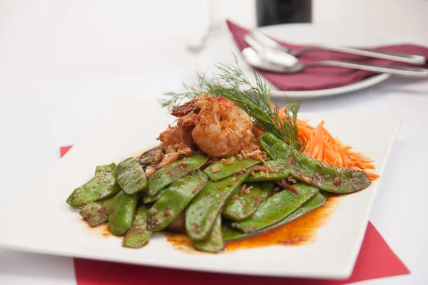 Thai stir fried snowpea with prawn. — Stock Photo, Image