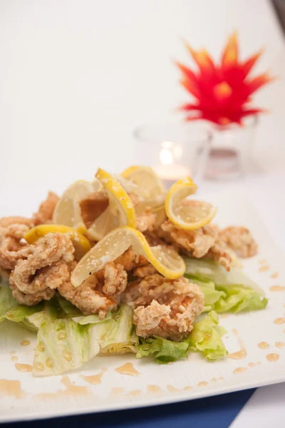 Pollo fritto con miele e salsa al limone . — Foto Stock