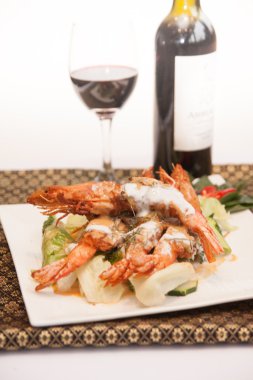 derin kızarmış karides Tay curry ile.