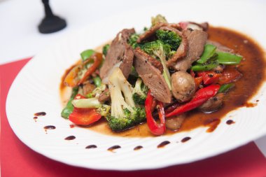 Kızarmış ızgara ördek karabiber ile karıştırın.