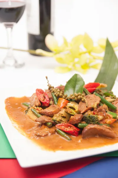 Rotes Curry mit Grillente und thailändischem Kraut — Stockfoto