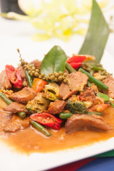 Curry vermelho com pato grelhador e ervas tailandesas — Fotografia de Stock