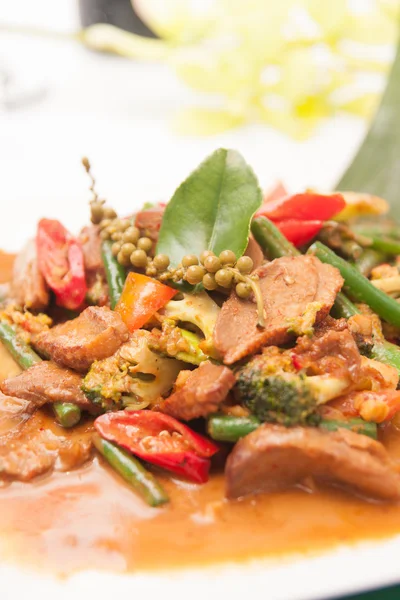 Rotes Curry mit Grillente und thailändischem Kraut — Stockfoto