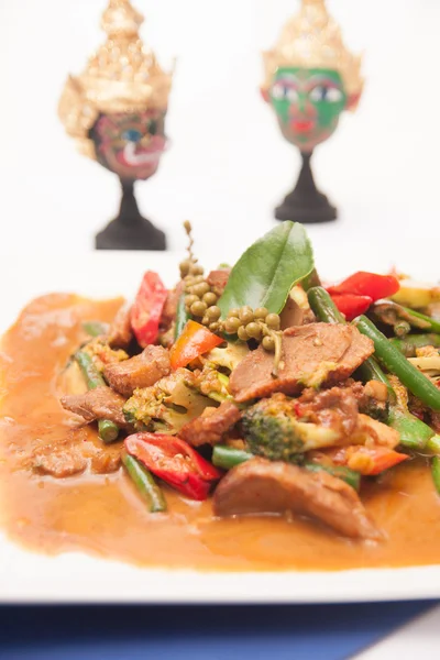 Rotes Curry mit Grillente und thailändischem Kraut — Stockfoto