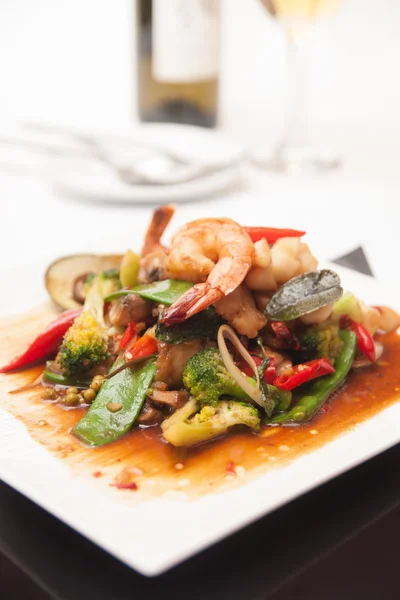 Thai rör stekt skaldjur med tom yum sås. — Stockfoto