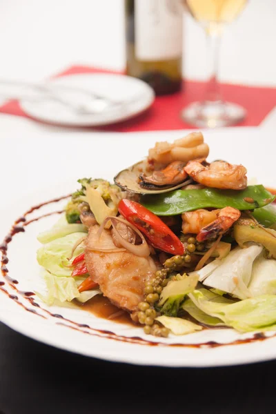 Thai rör stekt skaldjur med thailändska ört. — Stockfoto