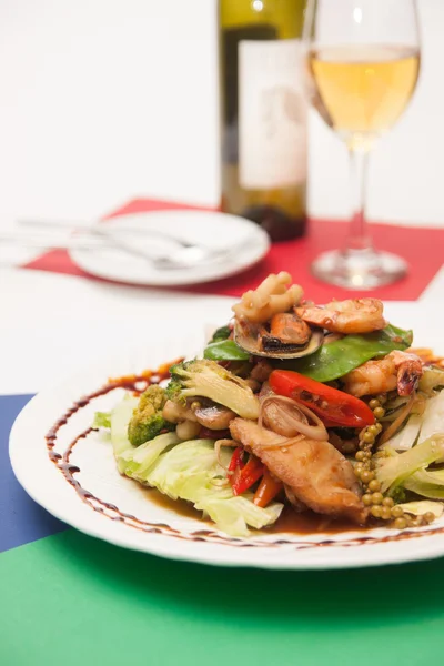 Thai mescolare frutti di mare fritti con erbe tailandesi . — Foto Stock