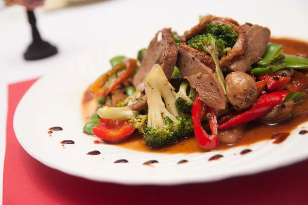 Revuelva el pato asado frito con pimienta negra . — Foto de Stock