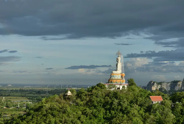 Grote Boeddha op berg in thailand — Stockfoto