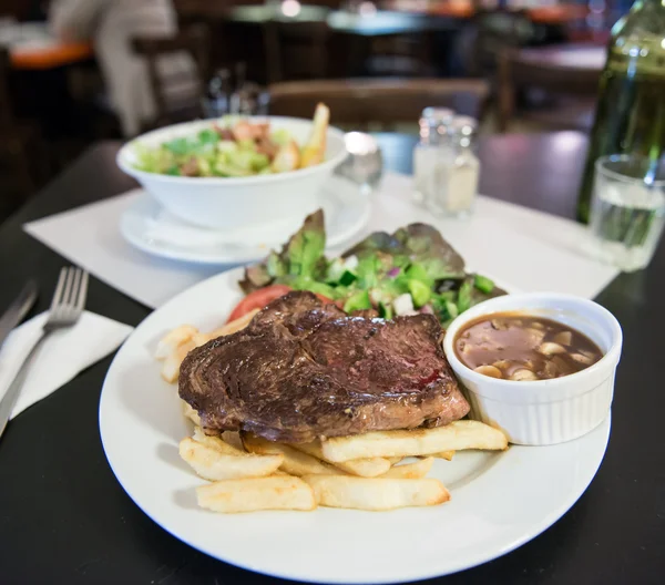 Steak s čipem a salátem. — Stock fotografie