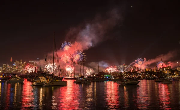 Fuegos artificiales y espectáculo de luz — Foto de Stock