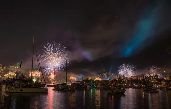 Fuochi d'artificio e spettacolo di luci — Foto Stock