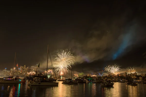 Fuochi d'artificio e spettacolo di luci — Foto Stock