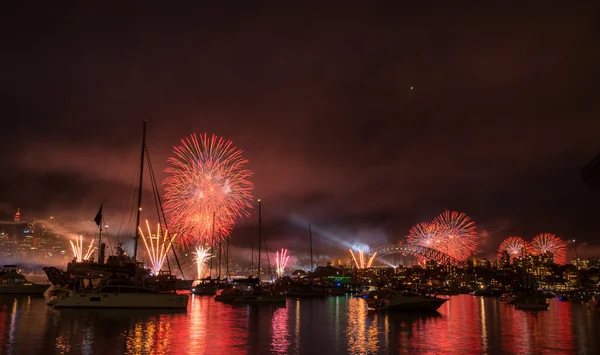 Fuegos artificiales y espectáculo de luz — Foto de Stock