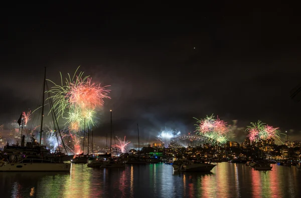 Fuegos artificiales y espectáculo de luz — Foto de Stock