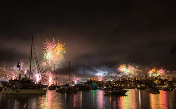 Fuegos artificiales y espectáculo de luz — Foto de Stock