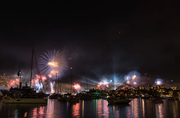 Fuegos artificiales y espectáculo de luz — Foto de Stock