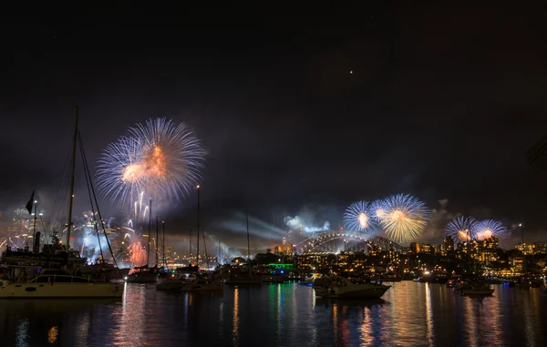 Fuegos artificiales y espectáculo de luz — Foto de Stock