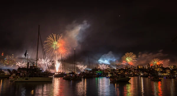 Fuegos artificiales y espectáculo de luz — Foto de Stock