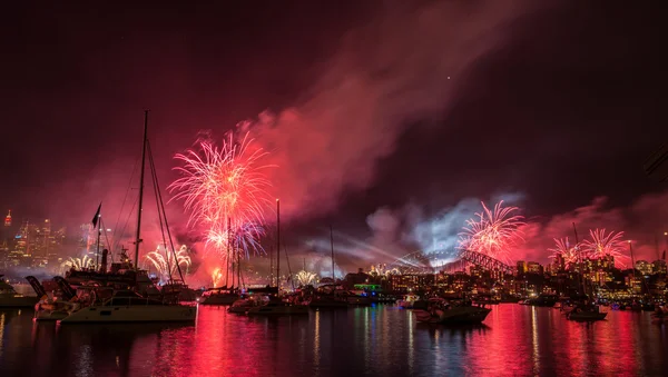 Fuegos artificiales y espectáculo de luz — Foto de Stock